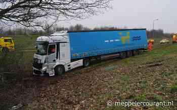A28 afrit Assen-Zwolle afgesloten door vrachtwagen tegen boom - Meppeler Courant