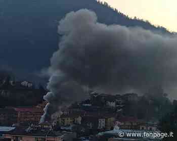 Vercelli, incendio in una casa a Borgosesia: muore tra le fiamme una donna invalida - Fanpage.it