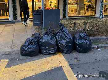 Il centro di Vercelli "decorato" con i sacchi dell'immondizia - Prima Vercelli