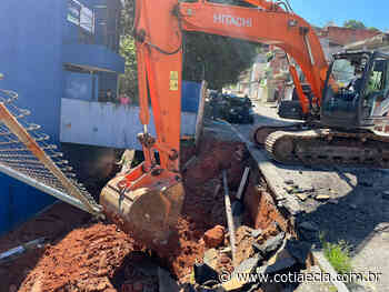 Prefeitura de Cotia executa obra de reparo em muro de escola que caiu após chuva - Cotia e Cia