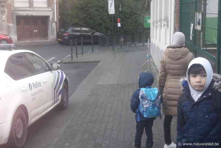 Rayam (8) gaat zonder mondmasker naar school en wordt weggestuurd: “De politie heeft ons de toegang tot de school ontzegd”