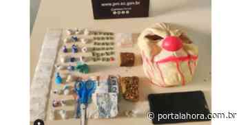 Homem que traficava de bike em Imbituba tenta dispensar pacote e fugir, mas é preso com quatro tipos de drogas e uma 'máscara de palhaço' - Portal AHora