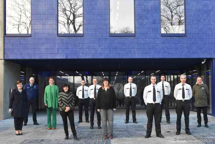 Acht nieuwe politiemedewerkers leggen eed af bij politiezone Vlas