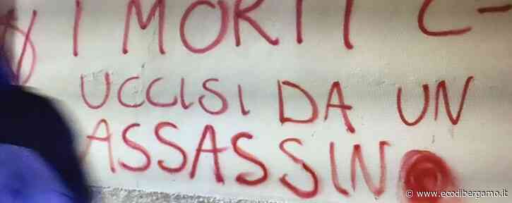 Nembro, ancora scritte e volantini dei no vax al cimitero: già cancellate dai volontari - L'Eco di Bergamo