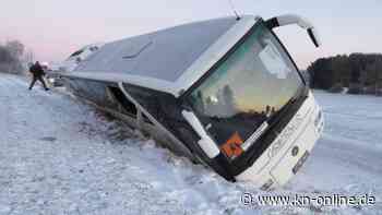 Schulbus mit 36 Kindern kippt in Graben auf Seite