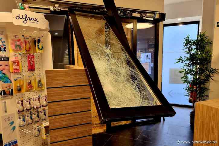 Man pleegt ramkraak op apotheek in hartje van Puurs: “Enkel wisselgeld gestolen maar automatische deur is compleet vernield”