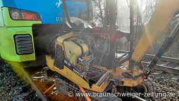 Regionalbahn rammt bei Peine einen Mini-Bagger