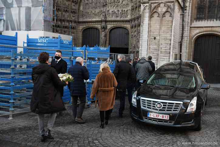 Zeshonderd mensen geven Leo de Haas spontaan applaus ten afscheid  “Zelfs als Nederlander was jij parel aan Antwerpse kroon”