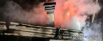 Fiamme in un'abitazione a Carvico, bruciati 40 mq di tetto - Foto - L'Eco di Bergamo