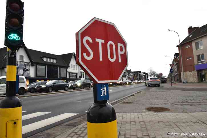 Oversteekknopje bedekt achter stopbord: “Blijf alstublieft van verkeersborden af”