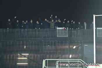 📷 Geen publiek toegelaten? Antwerp-fans kruipen op het dak van parking in Oostende om ploeg aan te moedigen