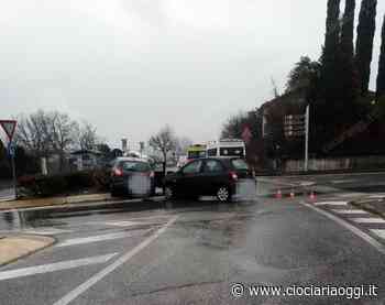 Incidente tra due auto alla rotatoria: due uomini in ospedale - ciociariaoggi.it