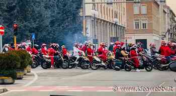 Babbi Natale rombanti in sella invadono il centro di Cuneo (VIDEO) - IdeaWebTv