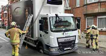Vrachtwagen zakt in zinkgat in Anderlecht | Brussel | hln.be - Het Laatste Nieuws