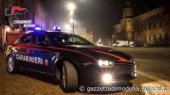 Carpi, senza patente guida auto con sei persone a bordo: fugge a posto di blocco e fa un incidente - La Gazzetta di Modena