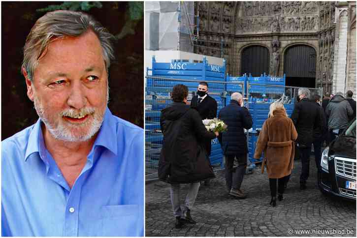 600 mensen geven Leo de Haas spontaan applaus ten afscheid: “Zelfs als Nederlander was jij parel aan Antwerpse kroon”