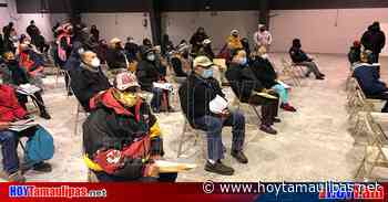 Abuelitos de Matamoros retan al frío y acuden por su tarjeta de Bienestar - Hoy Tamaulipas