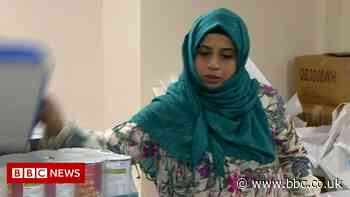 Birmingham mosques hand out food parcels amid rising demand - BBC News