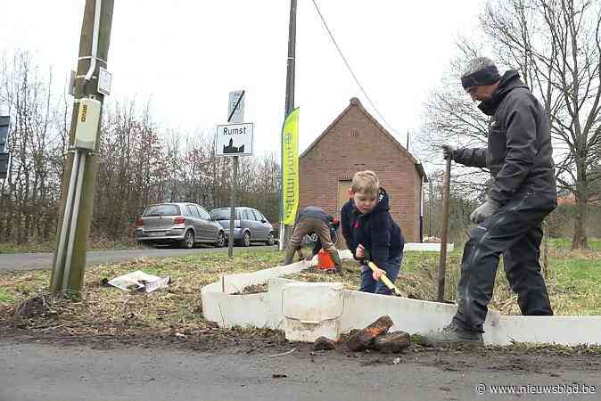 7-jarige Bruce helpt padden overleven: “Ze zijn niet vies, wel een beetje nat”