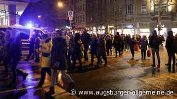 Mehrere tausend Menschen demonstrieren in Augsburg gegen Corona-Maßnahmen