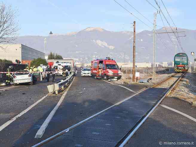 Erba, incidente al passaggio a livello: auto travolta da treno, morto il conducente di 57 anni - Corriere della Sera