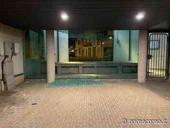 Vetrata del lavatoio a Erba distrutta a sassate - Prima Como