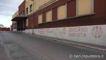 Bari, via le scritte vandaliche: sul muro del teatro nasce la lavagna per lanciare messaggi d'amore - La Repubblica