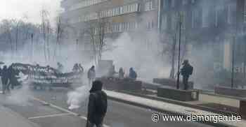 Live - Gemaskerde betogers gaan confrontatie aan met politie, traangas ingezet