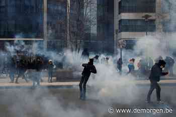 Live - Gemaskerde betogers gaan confrontatie aan met politie, traangas en waterkanon ingezet