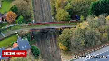 Bolton-Wigan rail: Disruption as bridge rebuild begins - BBC News