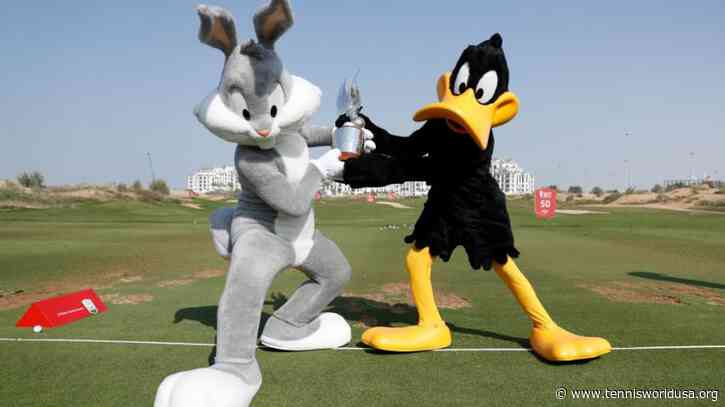 Bugs Bunny and Daffy Duck are on the green