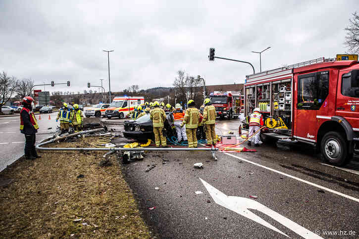 Unfall an Kreuzung in Giengen: Feuerwehr befreit Schwerverletzten aus Auto - Heidenheimer Zeitung