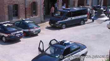 Scappa all’alt della polizia locale di Caorle sfrecciando a 140 Km/h, multa da 7500 euro - La Nuova Venezia