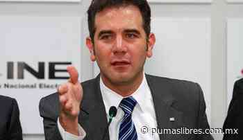 INE, referi y árbitro se ponen guantes/ Francisco Blanco/ Escenarios - plumas libres