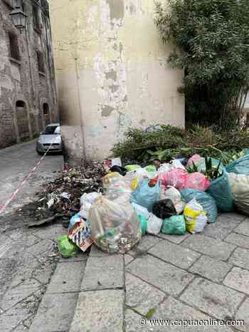 Capua. La vergogna di via Pier delle Vigne nel pieno centro storico. L'abbandono dei rifiuti senza nessun controllo. - Capuaonline.com