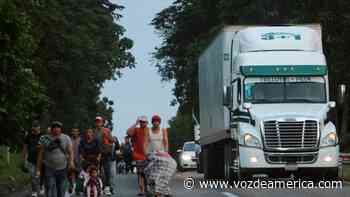México disuelve caravana migrante que salió de Tapachula rumbo a EE. UU. - Voz de América
