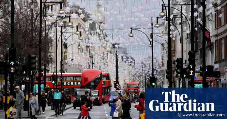 Retailers brace for difficult 2022 after sharp monthly fall in UK spending