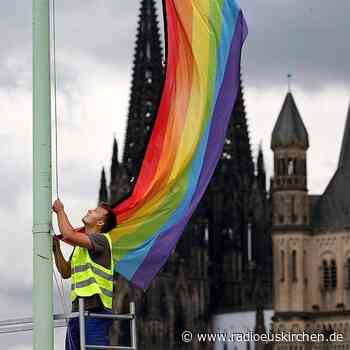 125 Mitarbeiter der katholischen Kirche outen sich als queer - radioeuskirchen.de