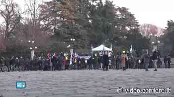 La protesta No Green pass sabato a Milano: poche decine all’Arco della Pace - Corriere TV