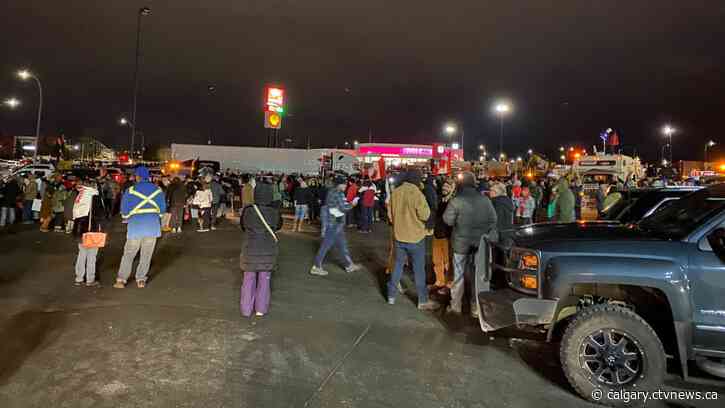More than 1,000 supporters gather for anti-mandate convoy send off in Calgary