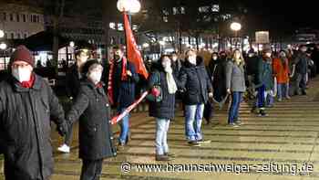 Menschenkette rund um die Wolfsburger Stadtbibliothek