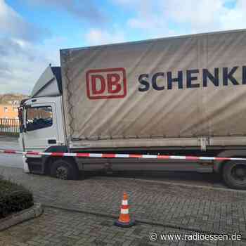 Essen: LKW steckt in abgesackter Straße fest - Radio Essen