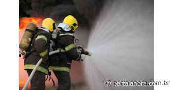 FOGO: incêndio de grandes proporções mobiliza Bombeiros em Imbituba; guarnições de Imaruí e Garopaba apoiaram o combate às chamas - Portal AHora