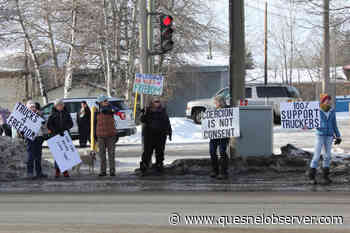 Hundreds rally in 100 Mile to support trucker convoy – Quesnel Cariboo Observer - Quesnel - Cariboo Observer