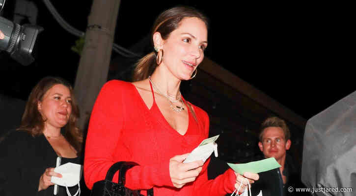 Katharine McPhee Wears Clothes Designed by Step-Daughters Erin & Sara Foster While Out for Dinner with Friends!