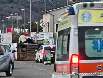 Rocambolesco incidente in periferia: auto si ribalta, soccorsi sul posto - ciociariaoggi.it