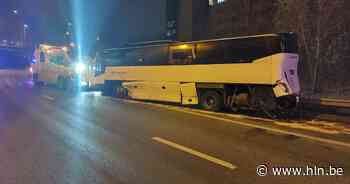 Zwaar ongeval met bus blokkeert afslag E313 bij knooppunt Antwerpen-Oost: chauffeur ernstig gewond - Het Laatste Nieuws