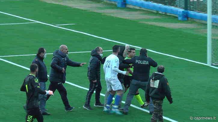 Calcio, clamoroso a Capri: partita di Promozione Givova-San Vito Positano sospesa. L'arbitro va nel panico, chiede l'intervento in campo della polizia e si rifugia negli spogliatoi. I VIDEO - Capri News