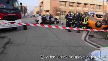 Vigevano, scontro in via Duse: auto ribaltata - La Provincia Pavese