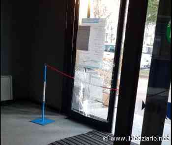Saronno, ingresso del Municipio sfondato da uno scooter: "Vendetta di un 31enne" - Il Notiziario